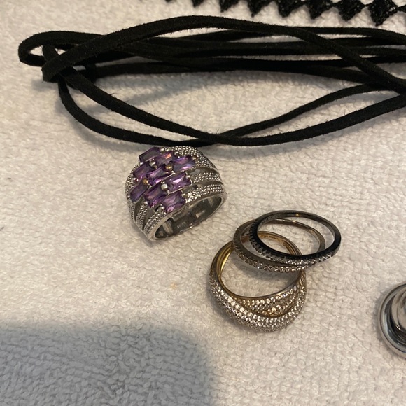 2 lace chokers 1 rope necklace 4 rings 4 pairs earring no backs to 2 pairs - Picture 3 of 4